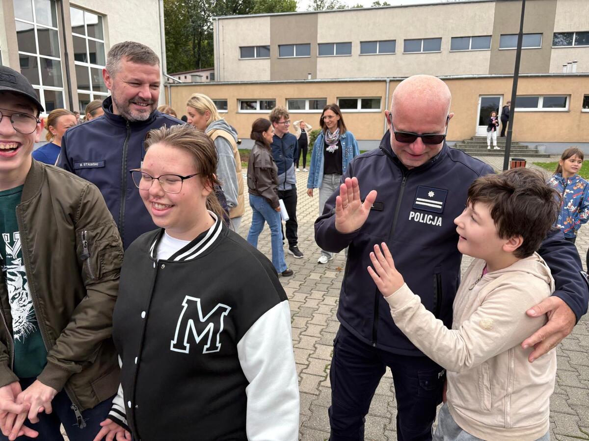 Policjanci z Kępna przekazali prezenty dzieciom z Zespołu Szkół Specjalnych